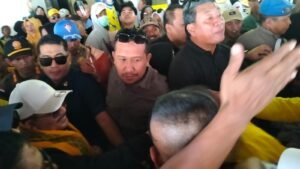 Bandara Syukuran Aminudin Amir Menguning, Ratusan Relawan AT-FM Jemput Calon Bupati Banggai Ir.Amirudin
