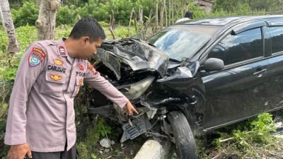 Kondisi kedua mobil pasca tabrakan keras di jalan Trans Sulawesi, Desa Huhak, Sabtu (26/10) [Foto : Istimewa]
