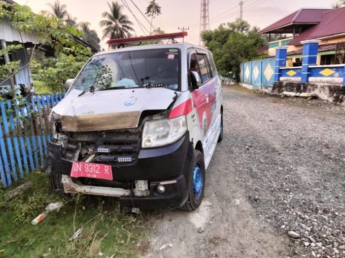 Dua remaja meninggal dunia akibat bertabrakan dengan mobil Ambulance, Jumat (25/10) [Foto : Istimewa]