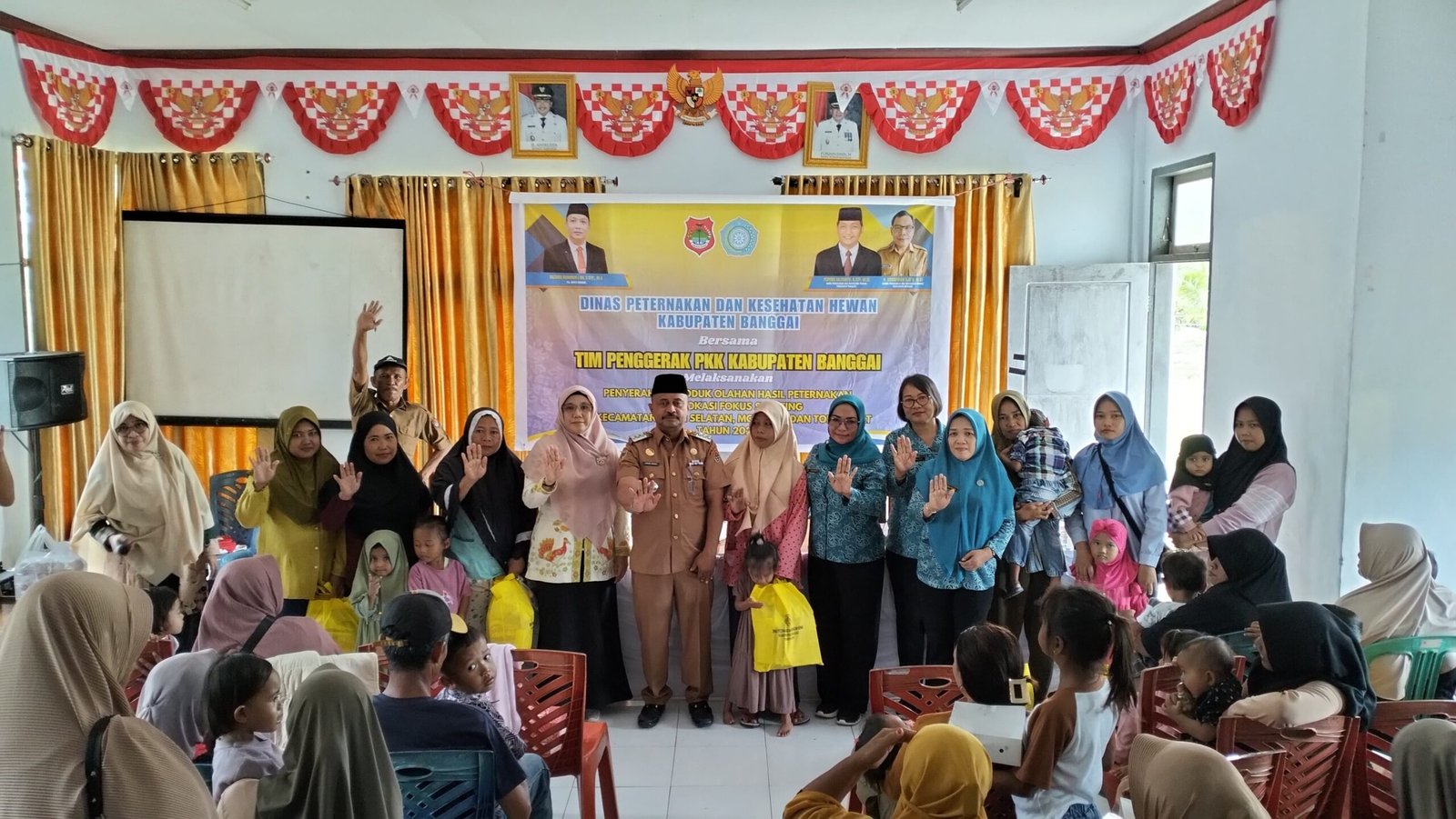 Dinas pertenakan dan kesehatan kabupaten banggai menyerahkan bantuan produk olahan hasil pertenakan