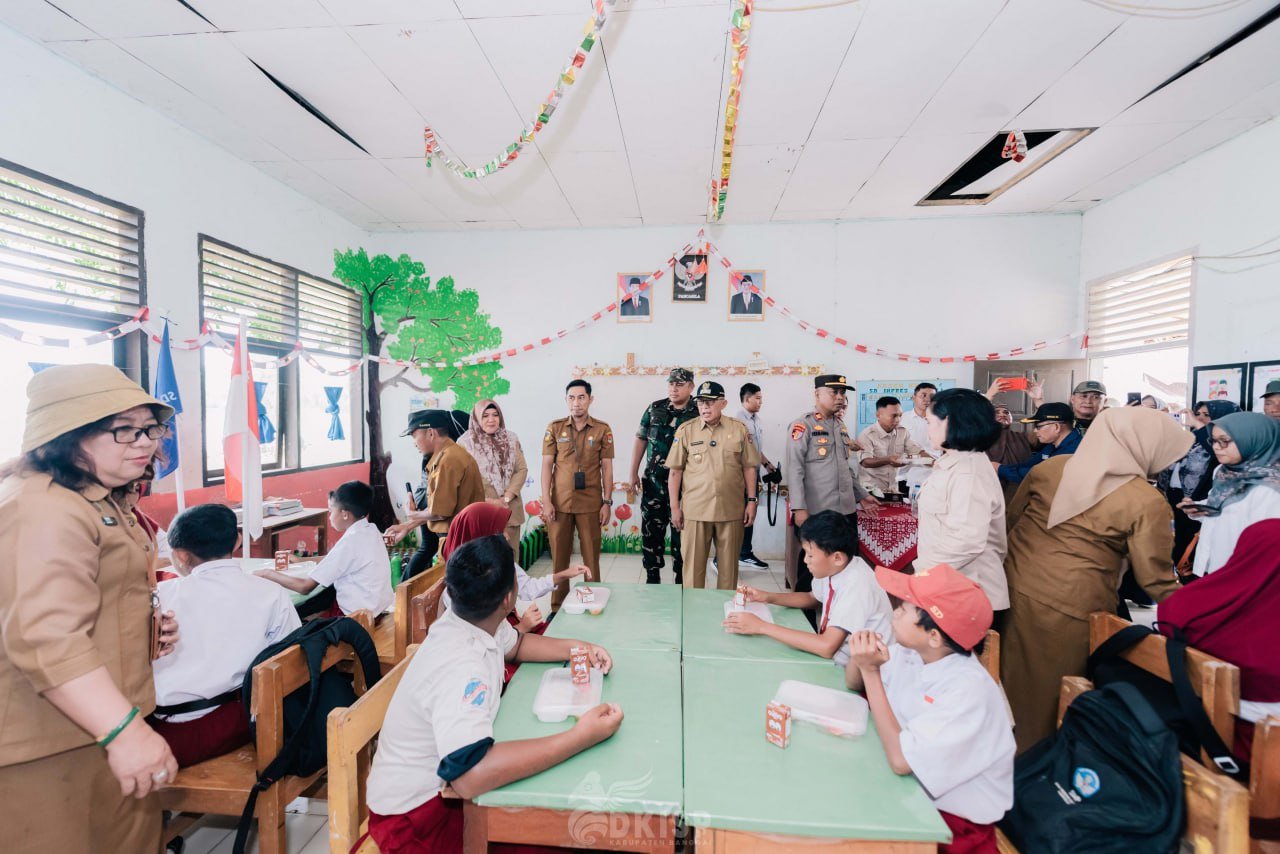 Wabup Furqanuddin hadiri Pemberian Makanan Bergizi Gratis di SDN Inpres 2 Toili, Desa Samalore, Kecamatan Toili Jaya.